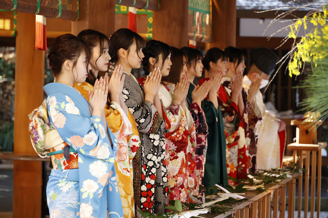 乃木坂46メンバー8名が乃木神社で新成人式！艶やかな晴れ着姿を披露