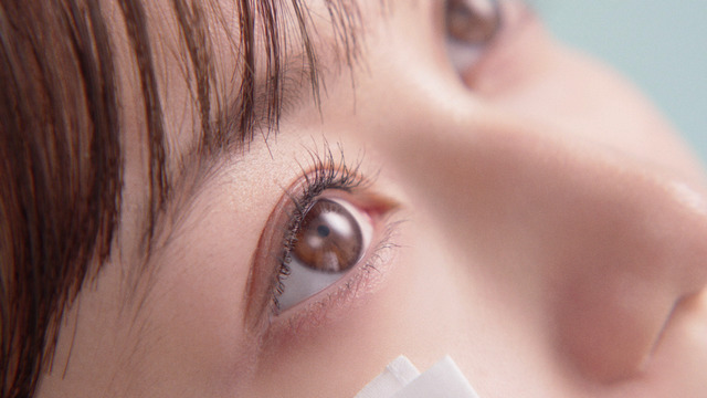 生田絵梨花の出演する参天製薬の点眼型洗眼薬「ウェルウォッシュアイ」の新テレビCM