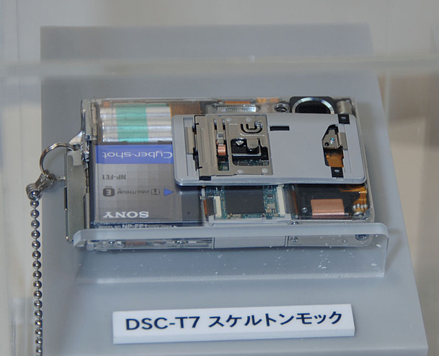 DSC-T7のスケルトンモックを展示