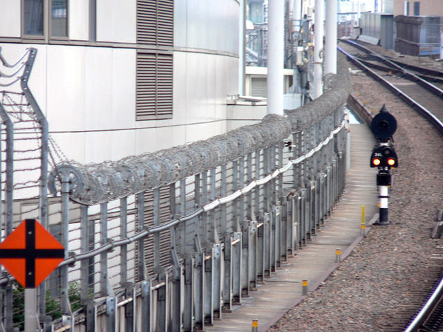 名古屋駅ホームから東京方を見る。線路に沿う黒いケーブルがLCXケーブルだと思われる