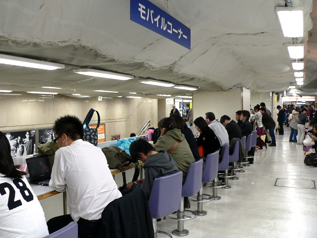東京駅新幹線コンコース内のモバイルコーナー。コンセントも用意されている。食事だけで使用している人もいて満席。立ったままPCを操作する人もいた
