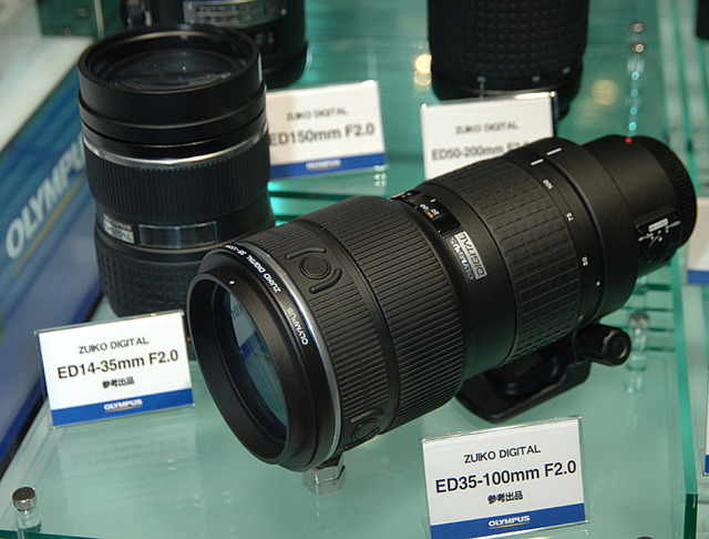 　オリンパスイメージングは、デジタル一眼レフカメラ「E-1」「E-300」、コンパクトデジタルカメラ「i:robe IR-300」「μ-mini DIGITAL S」などをPIE2005に出展していた。
