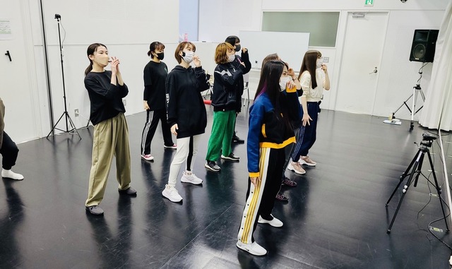 堀田真由、三吉彩花らアミューズ所属女優集結のライブ「ハンサムW LIVE」稽古風景が公開！