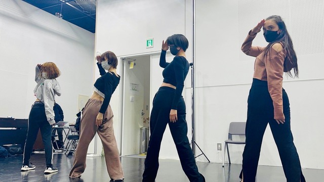 堀田真由、三吉彩花らアミューズ所属女優集結のライブ「ハンサムW LIVE」稽古風景が公開！