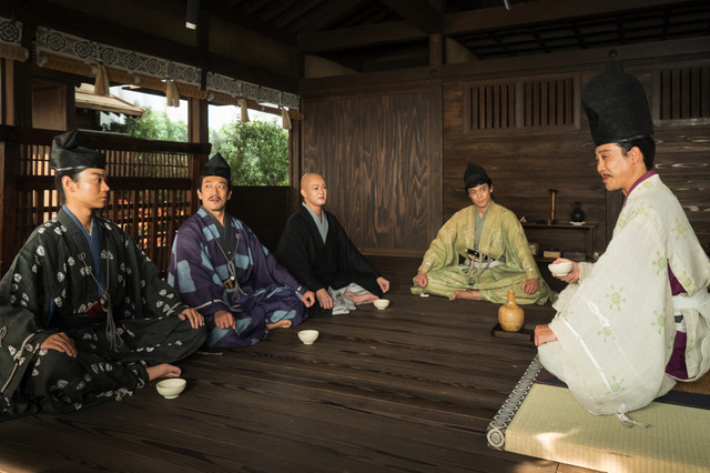 鎌倉仮御所・頼朝の居室にて。源氏の兄弟が揃い、思い出話をする頼朝・義経・範頼（迫田孝也）・全成（新納慎也）、それを聞く義時（C）NHK