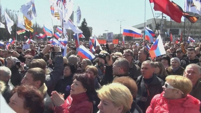 ロシアを支持するクリミア半島のロシア系住民　2014年3月 ロシアが一方的に領土に併合した　（c）NHK