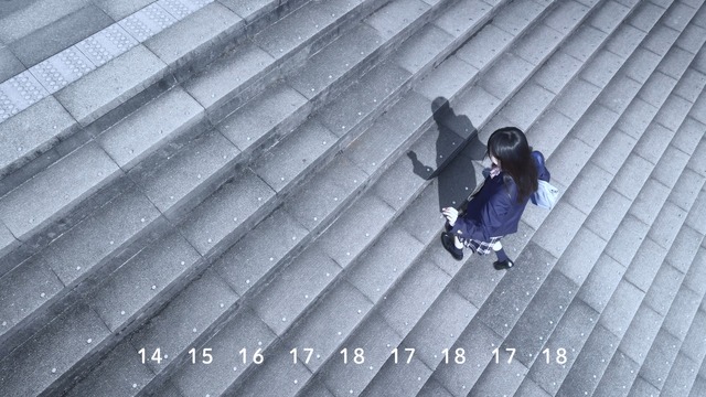 STU48・立仙百佳、制服姿で“大人の階段”上り下り