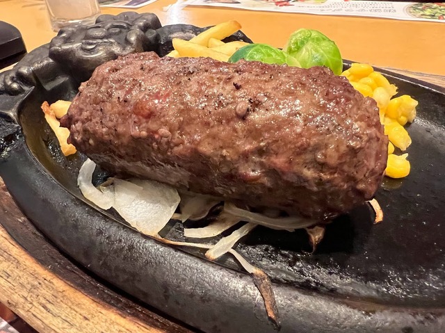 塩で食べる俵型「炭焼き黒毛和牛ハンバーグ」が絶品…ブロンコビリー