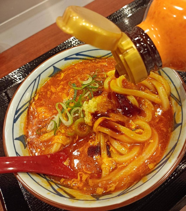 とろ～り濃厚チーズが激うま！丸亀製麺「トマたまカレーうどん」の新作を一足先に試食！