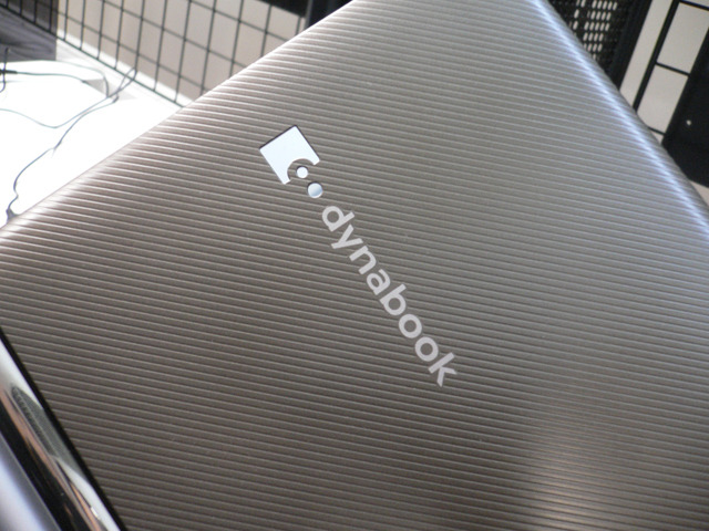dynabookのロゴと斜線模様が入った天板デザイン