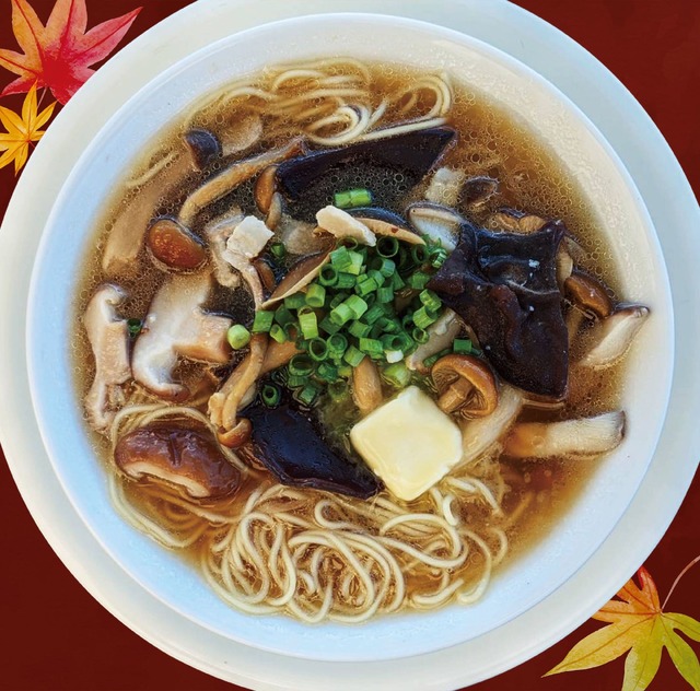 「村のきのこガーリックバター麺」（780円）