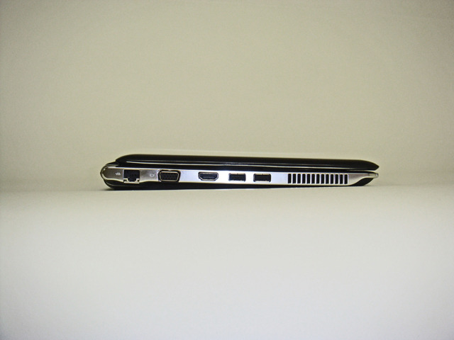 左側面。USB×2やHDMI、ミニD-sub15ピンなどを装備。前面に比べ、バッテリを装着している背面部分に少し厚みがある
