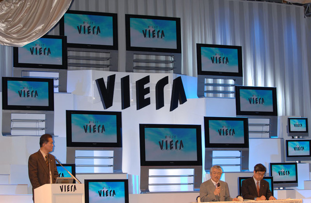 　松下電器産業は6日、薄型テレビ「VIERA（ビエラ）」シリーズの新製品として、デジタルハイビジョンプラズマテレビ3機種と、デジタルハイビジョン液晶テレビ6機種を5月1日に発売すると発表した。