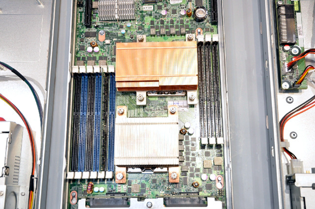 サーバ内部。プロセッサーとメモリのソケットの位置は冷却効率とエアフローを考えて配置されている