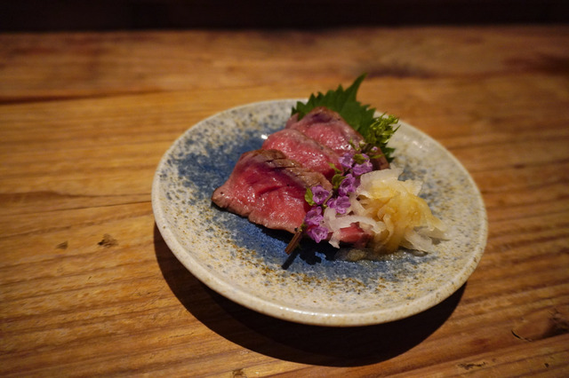肉ソムリエが考案したコース料理が楽しめる特別メニュー、「かまど焼 NIKUYOROZU」にて期間限定で登場