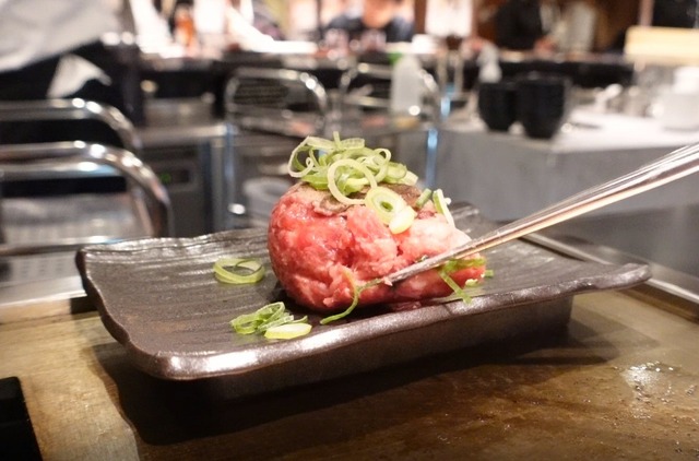自分で焼く国産和牛の絶品生ハンバーグ！サイドメニューはおかわり自由