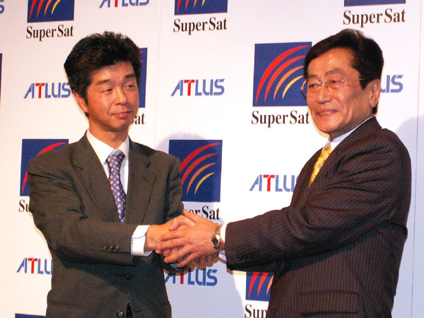 握手を交わすアトラス 代表取締役社長・猪狩茂氏とスーパーサット 代表取締役社長・嘉納行則氏（左から）