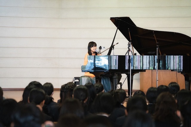 川嶋あい、卒業式でサプライズライブ！生ピアノ演奏で「旅立ちの日に・・・」披露
