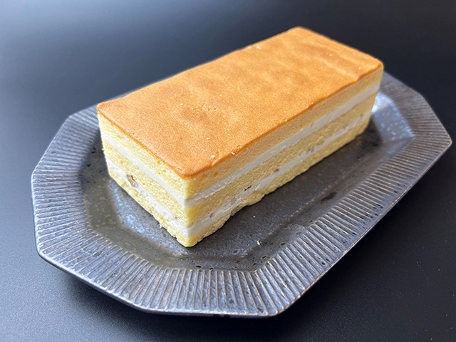 少し硬めのバターたっぷりのスポンジケーキとナッツがゴロゴロ入ったバタークリームが5層になっている「Beurre et Beurre」