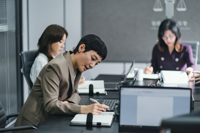 U-NEXTで配信中『私たち、他人になれるかな？』ⓒ 2023 KT StudioGenie Co.,Ltd All rights reserved
