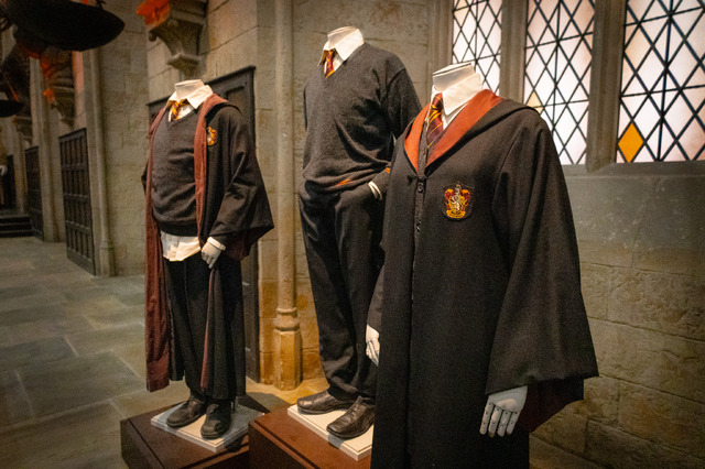 「大広間 ホグワーツの制服」‘Wizarding World’ and all related names, characters and indicia are trademarks of and © Warner Bros. Entertainment Inc. – Wizarding World publishing rights © J.K. Rowling.