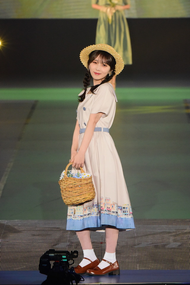 与田祐希（C）Rakuten GirlsAward 2023 SPRING/SUMMER