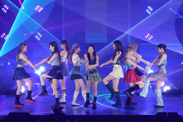 NiziU、「GirlsAward」に登場！ヒット曲「Paradise」など3曲をパフォーマンス