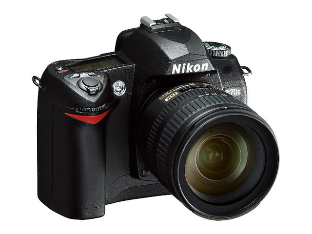 　ニコンは、一眼レフデジタルカメラ「D70s」を4月27日に発売すると発表した。D70sは、「D70」のマイナーバージョンアップモデル。価格はオープンプライスだが、同社によるとボディー単体は10万円前後で販売されるという。