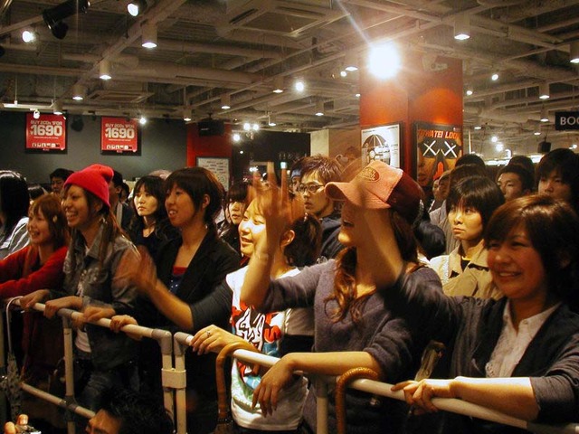 客席、というかHMV渋谷の「売り場フロア」がこのありさまになった。「イモコギ状態」とはこのことである