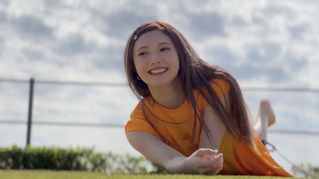安斉かれん、8月発売の1st写真集から笑顔で芝生に寝そべるオフショット公開！
