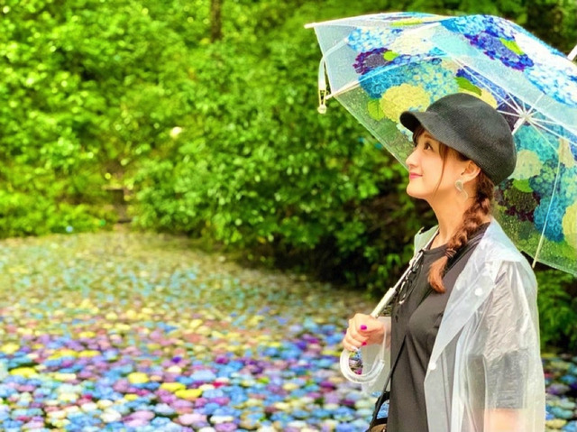 小松彩夏、紫陽花が浮かぶ美しい池での笑顔ショットを公開