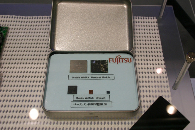 富士通のWiMAXチップセット。下段の左からベースバンドLSI、RFモジュール、電源チップ。上段はチップセットのモジュール
