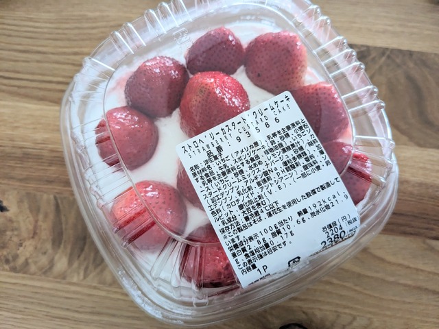 ストロベリーカスタードクリームケーキ＠撮影:渡邉