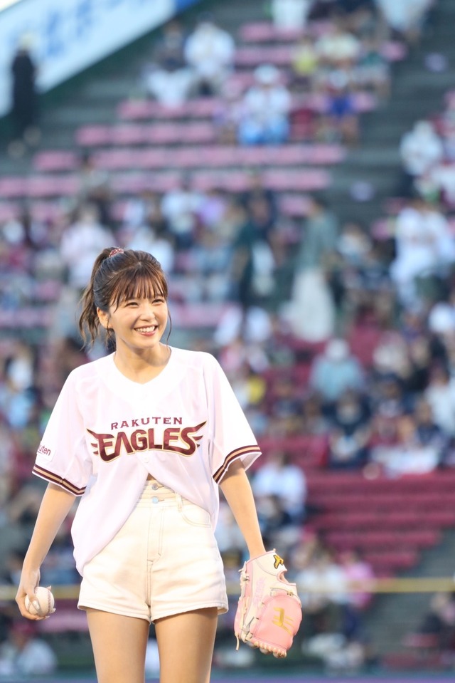 宇野実彩子、スタイリッシュなショートパンツ姿で5年ぶりの始球式