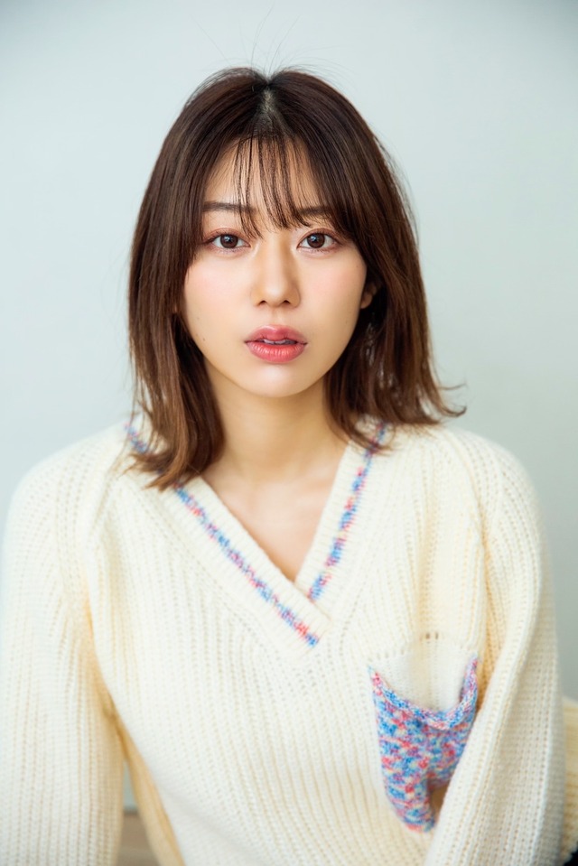 凛咲子、笑顔はじける水着姿！デジタル写真集『凛咲子 RISAKOMODE Trifle Cake』発売