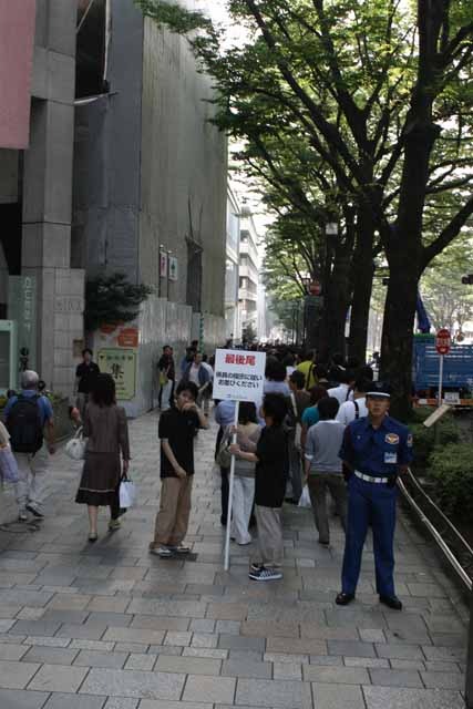 2件隣のビルの前まで行列ができていた