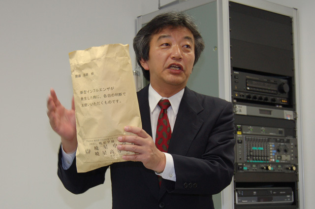 学校法人暁星学園 事務長の齋藤琢朗氏。暁星学園では新型インフルエンザ対策として、子ども、教職員、関係や用にマスクやゴーグルを備蓄しているという