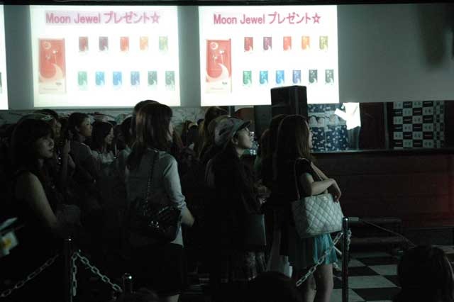 会場となった渋谷の「CLUB camelot」には若い女性が多数詰めかけた