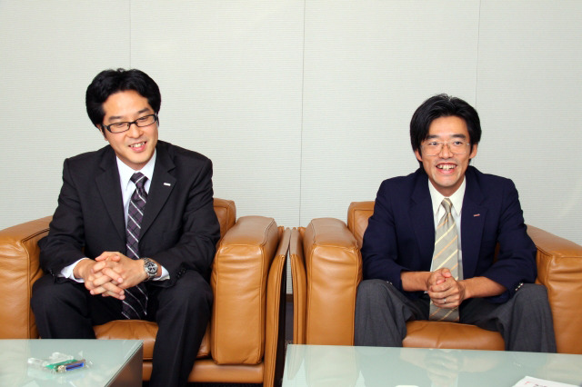 NTTドコモ 先進技術研究所 コミュニケーションメディア研究グループ 主任研究員の高畑実氏（右）と林宏樹氏（左）