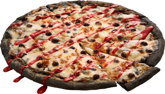 ドミノ・ピザ、竹炭を混ぜ込んだ真っ黒な生地使用のハロウィン限定ピザ