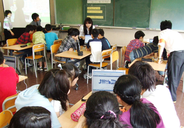 弘前大学教育学部附属小学校での出前授業の様子