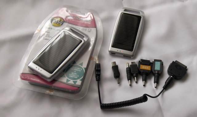 パンズのモバイルソーラー 充電器「DR. SOLAR CHARGER」は、太陽光充電が可能なソーラーパネルを備えたiPhone 3Gの充電にも対応したモバイルバッテリーである。