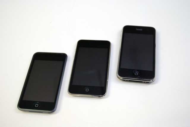 第1世代iPod touch、新型iPod touch、iPhone 3GSとの俯瞰比較（左から順に）
