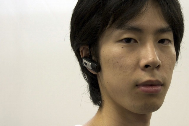 ヘッドセットのイヤーピースは日本人向けで、耳への収まりはよくしっかりと装着できる