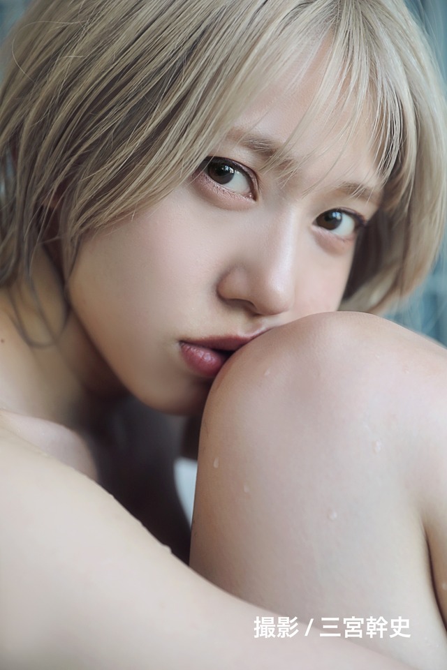 AKB48・茂木忍、卒業写真集からクールな表情が印象的な限定版カバーが公開