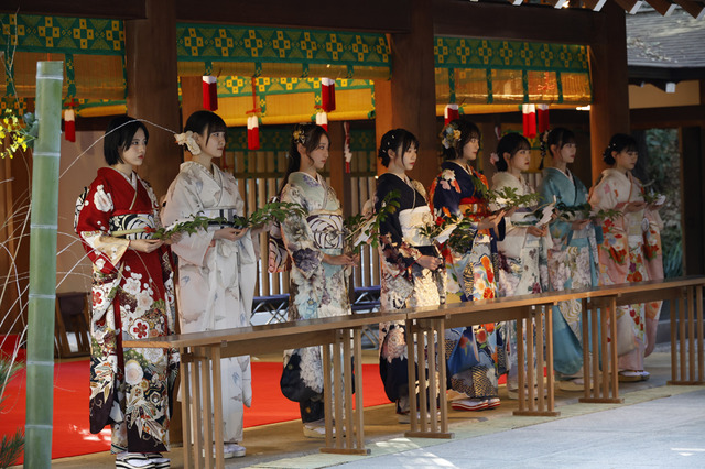 乃木坂46、メンバー8人が乃木神社で成人式！