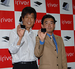 　アイリバー・ジャパンは、2.2型QVGA液晶の十字4方向を直接クリックして操作する「iriver D-Click System」を採用したポータブルオーディオプレーヤー「U10」を8月下旬に発売する。