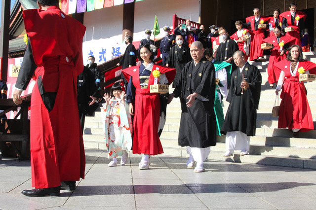 成田山新勝寺で恒例の節分豆まき！白河れい、子役の永尾柚乃らも登場