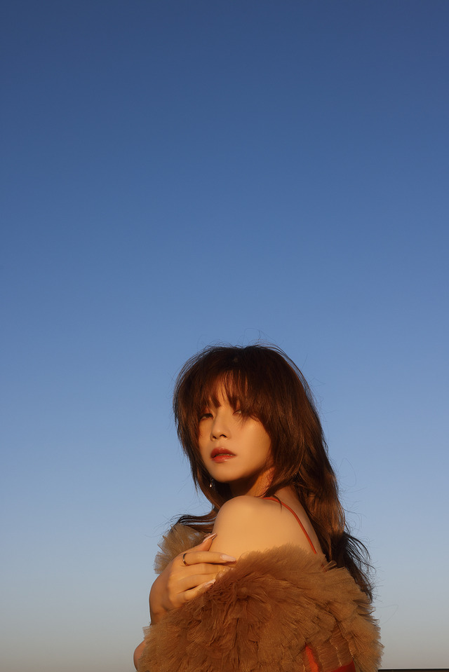 『宇野実彩子（AAA）The Four Seasons-5th Memorial Book』（C)KADOKAWA