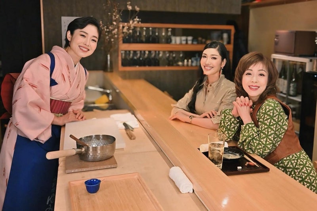 左から有働由美子、アンミカ、羽野晶紀（写真はアンミカの公式ブログより）※所属事務所より掲載許諾をいただいています